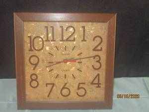 lot 347 image: VINTAGE AVANTE WALL CLOCK QUARTZ11 X 11