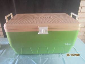 lot 363 image: VINTAGE IGLOO ICE CHEST23 L X 14 H