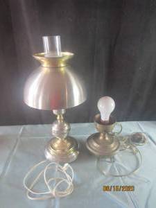 lot 371 image: TOTAL OF 2 VINTAGE TABLE LAMPS