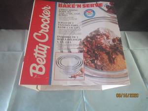 lot 372 image: NEW BETTY CROCKER CLASSIC BAKE N SERVE 3 PIECE MIXING BOWL SET