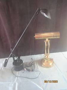 lot 376 image: TOTAL OF 2 TABLE LAMPS&nbspBLACK LED DESK LAMP WITH ADJUSTABLE ARM&nbsp&nbsp -ANTIQUE BRASS PIANO DESK LAMP