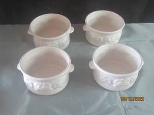 lot 380 image: TOTAL OF 4&nbsp 5 DIAM&nbsp WHITE FRUIT DESIGN SOUP BOWLS&nbsp