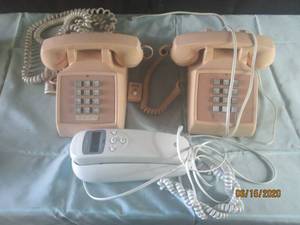 lot 404 image: TOTAL OF 2 VINTAGE WESTERN ELECTRIC 12 BUTTON TOUCH TONE PHONES &nbsp &amp CALLER ID PHONE&nbsp