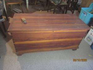 lot 408 image: VINTAGE HANDCRAFTED CEDAR CHEST DOVETAILED CORNERS