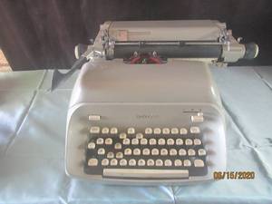 lot 410 image: VINTAGE ROYAL TYPEWRITER
