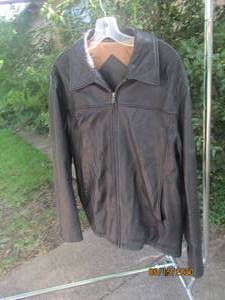lot 421 image: ROUND TREE &amp YORKE LEATHER JACKET SIZE M