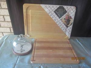 lot 427 image: TOTAL OF 3 CUTTING BOARDS&nbsp- VINTAGEGLASS&nbsp CHEESE DOME CUTTING BOARD&nbsp- WOODEN CUTTING BOARD&nbsp- NEW FABERWARE TRENCHER 14X20 CUTTING BOARD&nbsp