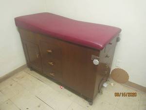 lot 429 image: EXAK TABLE W LEG HOLDERS&nbsp