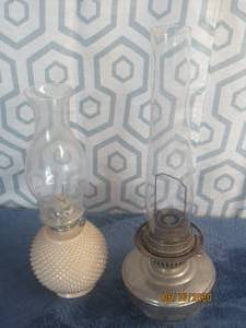 lot 438 image: TOTAL OF 2 ANTIQUE KEROSENE LAMPS&nbsp