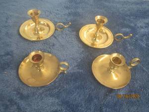 lot 451 image: TOTAL OF 4 VINTAGE BRASS CHAMBERSTICK CANDLE HOLDERS&nbsp