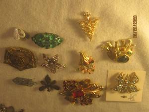 lot 538 image: TOTAL OF 11 VINTAGE ASSORTED BROOCHES&nbsp