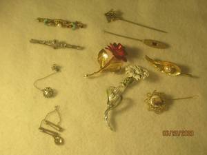 lot 539 image: TOTAL OF 10 VINTAGE ASSORTED BROOCHES&nbsp