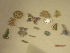 lot 540 image: TOTAL OF 14 VINTAGE ASSORTED BROOCHES&nbsp