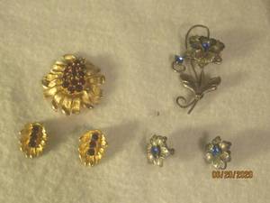 lot 542 image: TOTAL OF 2 SET BROOCH SET WITH CLIP EARRINGS&nbsp