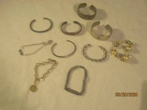 lot 544 image: TOTAL OF 10&nbsp VINTAGE LADY&nbsp BRACELETS&nbsp