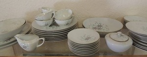 lot 18 image: 8 dessert plates, 4 saucers, 7 bread plates, 8 salad plates, 2 large bread plates, large oval soup bowl, 2 large oval serving platters