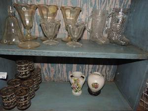 lot 26 image: 2 Mexico boot drinking glasses, 4 sherbet glasses, 2 small sherbet glasses, small white Japanese vase, a handled flower decor vase and 10 flower decor small drinking glasses