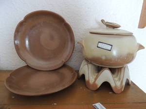 lot 28 image: Tan and brown Frankoma bean pot and 2 Frankoma brown plates
