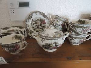lot 31 image: 9 England Johnson Brothers tea cups and matching saucers