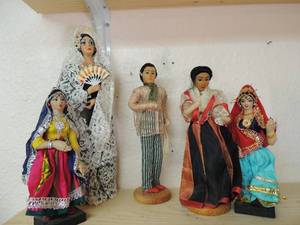 lot 43 image: Indian and Japanese doll set Seniority Indian doll, alto ceap bar and a large seniorita doll
