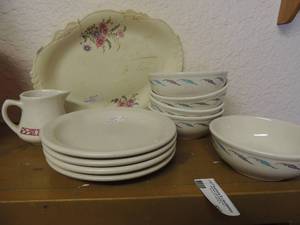 lot 58 image: Homer laughlin lot- wall plate, 6 bowls and 4 saucers