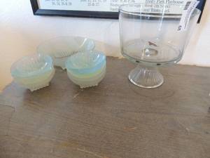 lot 68 image: 7 salsa bowls, acake bowl and a wide chip bowl