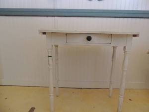 lot 80 image: Vintage vanity 1 drawer 29 x 34 x 17