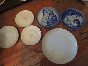 lot 94 image: 2 blue Ma98 Blue woman and child plates, hand painted metio plates 2  modern star saucers 1864 silver white china 3 plates 1 saucer