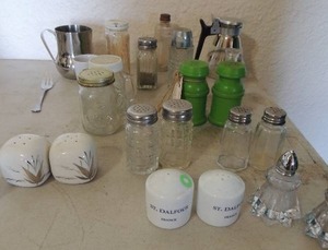 lot 114 image: Various sets and single S&P shakers, set St. Dalflo
