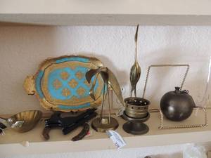 lot 129 image: Plate stands, brass metal home dcor swans, brass angel, brass apple and deer