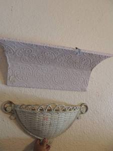 lot 140 image: White wooden wall dcor pink metal wall shelf 24x10