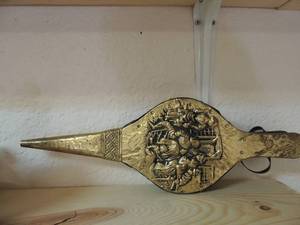 lot 13 image: Gold and black pipe bag