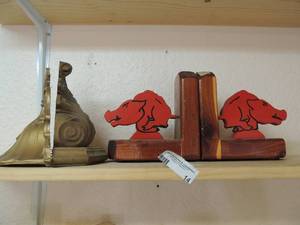 lot 14 image: set of 2 RAZORBACK bookends  and 2 golden brown bookends