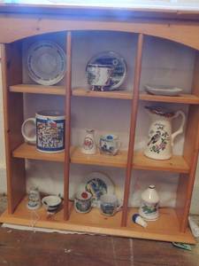 lot 153 image: Small shelf  20x20 includes contents mini state cups, bookbinder plate4 Texas coffee cup and more