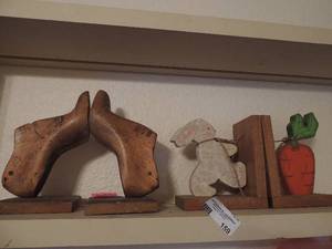 lot 159 image: VINATE SHOE FORMS 5.5 bookends & bunny & CARROT  bookends
