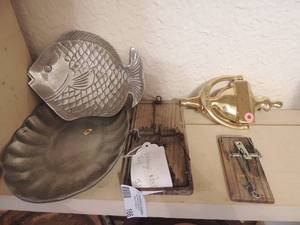 lot 166 image: Keller door knocker, metal fish dcor, 2vintage mouserat traps