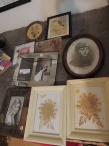 lot 187 image: Various 5x7 photo frames and wall art