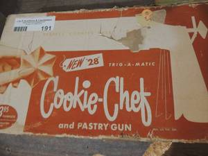 lot 191 image: Vintage cookie chef and pastry gun in original box