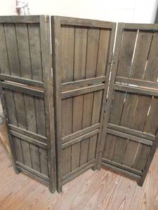 lot 196 image: Wooden 3 panel screen 35x35