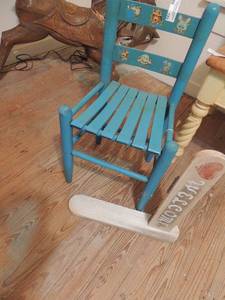 lot 199 image: Small childs wooden chair and wooden welcome sign