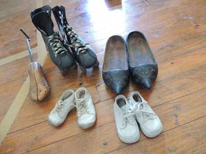 lot 207 image: Pair of vintage Childs life baby shoes size 1 ,red head shoe stretcher, vintage size 6 battle derby roller skates