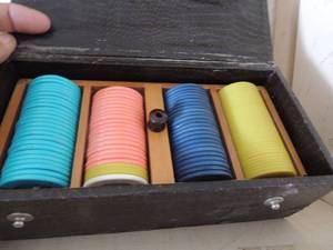 lot 220 image: Black box of vintage poker chips all pieces there front of box has small tear