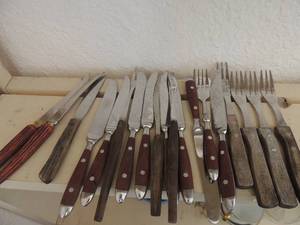 lot 225 image: 4 stainless steel forks with wooden handle, regal crest steak knifes, Hampton silversmith forks and Knives