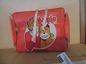 lot 277 image: Vintage ORPHAN  Annie and her puppy lunch box -  Red