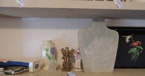 lot 281 image: Lory Allen ceramic cat plate, Blue Mary statue, hand painted under glaze blue flower vase hummingbird tray gold angel