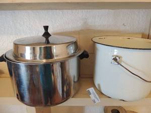 lot 286 image: Faberware Covered 8 QT STOCK POT -NYC,  WHITE ENAMEL HANDLED POT