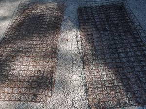 lot 322 image: Vintage twin size metal bed springs x 2