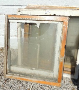 lot 326 image: Vintage wooden windows-32x29, 28x28, 32x32, 32 x 30
