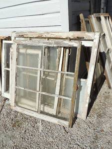 lot 327 image: Vintage wooden windows- 34x32, 30x18,32x36,36x43,44x32