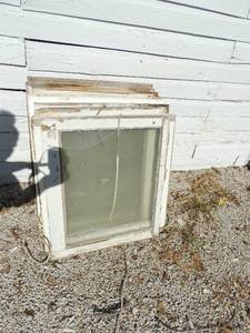 lot 331 image: Vintage wooden windows  - 24x28  qty 2 and  27x28  qty7
